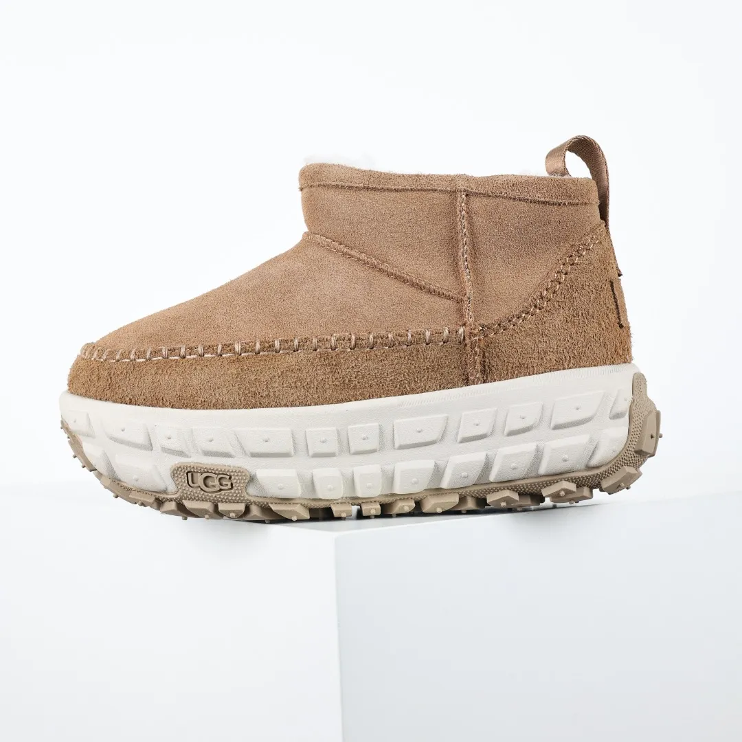 Pick up locally 💰700 Core recommendation Good price It is a very suitable choice for keeping warm in winter and at home. In recent years, uug has launched a series of styles, which are partially geared towards the preferences of young consumers and have also moved to the forefront of fashion trends. Shoe body material Water-repellent coated suede upper 17mm UGGPURE™ implanted wool insole Lightweight non-slip comfortable rubber outsole With brand LOGO trademark Comes with a full set of packaging Size: 35 36 37 38 39 40